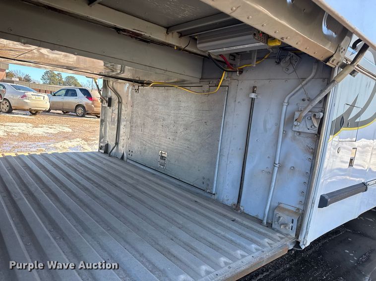 image for item DQ0448 2000 MCI 102-DL3 coach bus