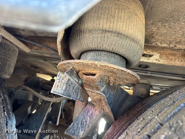 image for item DQ0448 2000 MCI 102-DL3 coach bus