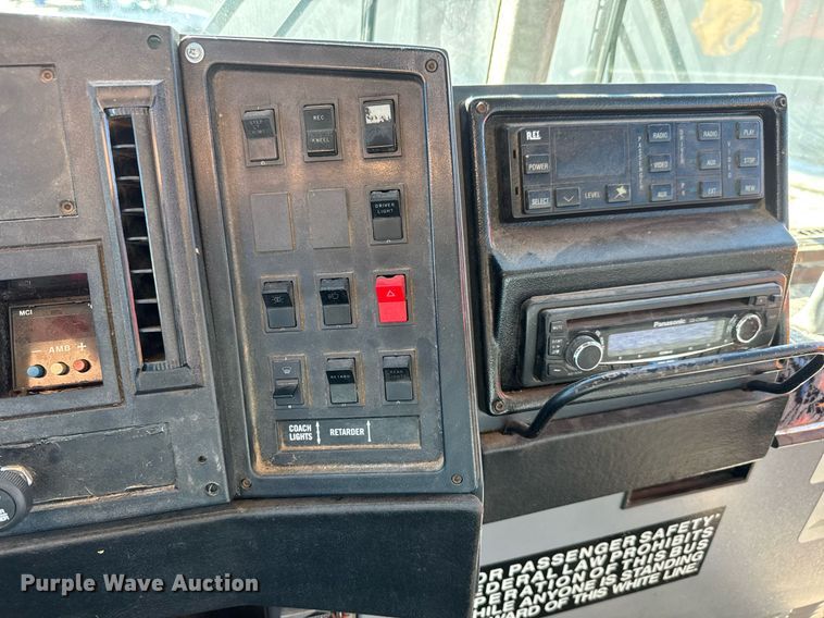 image for item DQ0448 2000 MCI 102-DL3 coach bus