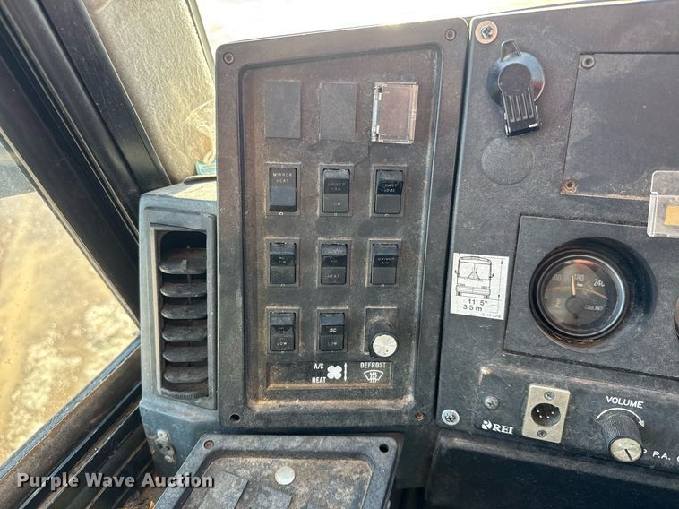 image for item DQ0448 2000 MCI 102-DL3 coach bus