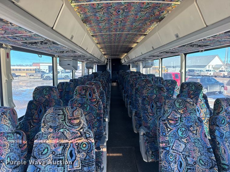 image for item DQ0448 2000 MCI 102-DL3 coach bus