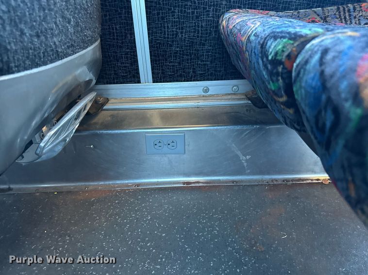 image for item DQ0448 2000 MCI 102-DL3 coach bus