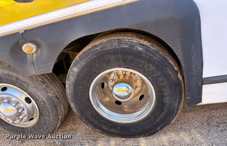 image for item DQ0448 2000 MCI 102-DL3 coach bus