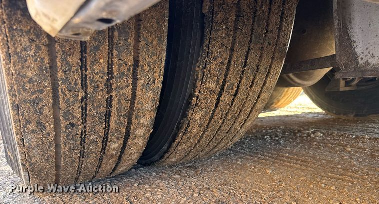 image for item DQ0448 2000 MCI 102-DL3 coach bus