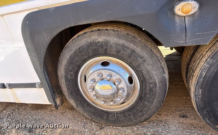 image for item DQ0448 2000 MCI 102-DL3 coach bus