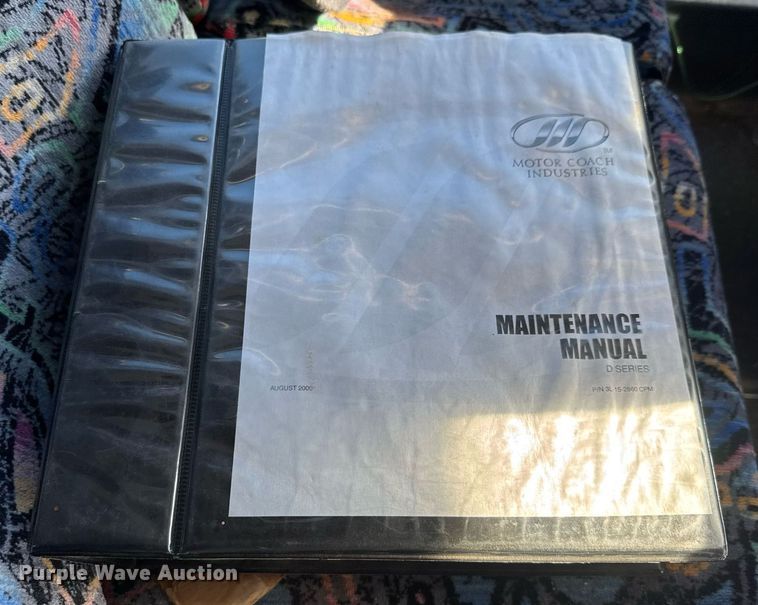 image for item DQ0448 2000 MCI 102-DL3 coach bus