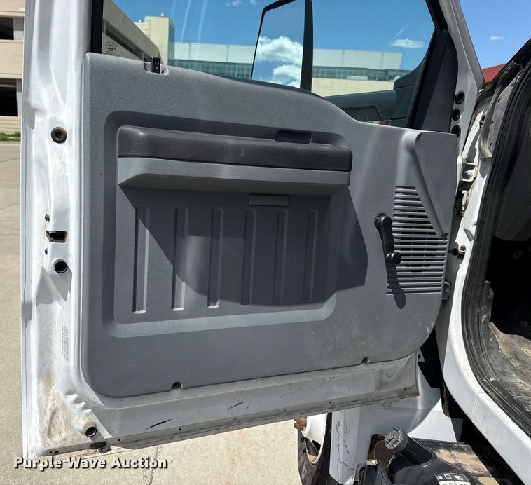 image for item DS4281 2017 Ford F650 refrigerated truck