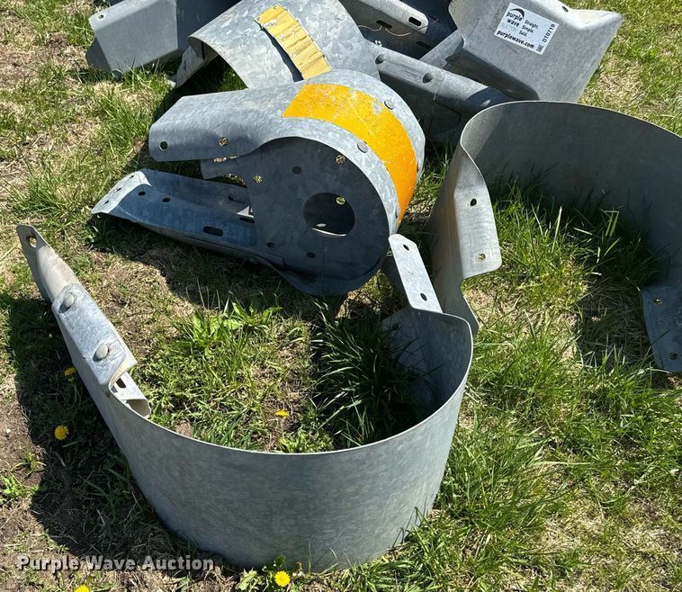image for item DT0719 Approximately 17 guardrail end terminals