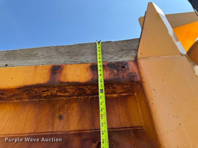 image for item DT0730 2000 Sterling LT9500 dump truck