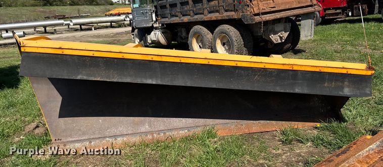 image for item DT0730 2000 Sterling LT9500 dump truck