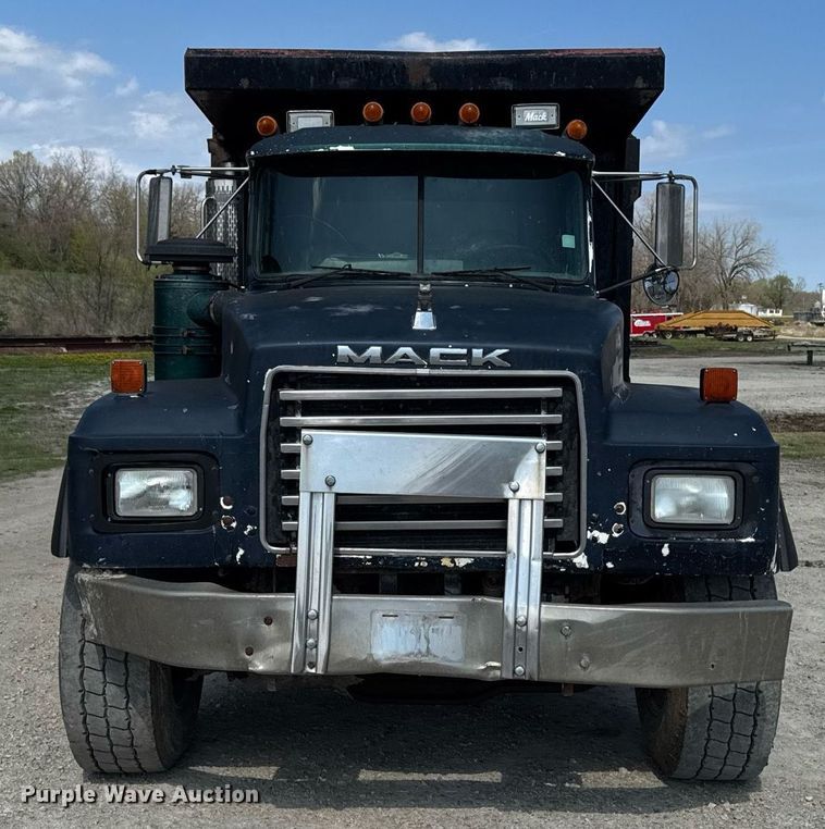 image for item DT0731 1998 Mack RD688S dump truck