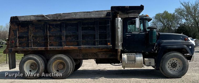 image for item DT0731 1998 Mack RD688S dump truck