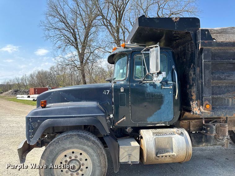 image for item DT0731 1998 Mack RD688S dump truck