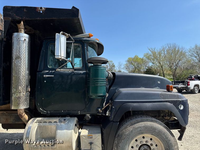 image for item DT0731 1998 Mack RD688S dump truck
