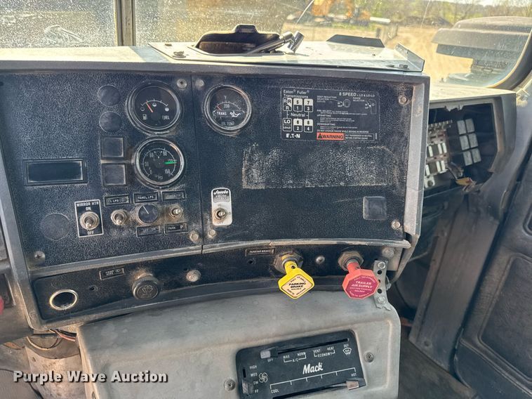 image for item DT0731 1998 Mack RD688S dump truck