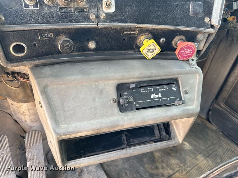 image for item DT0731 1998 Mack RD688S dump truck