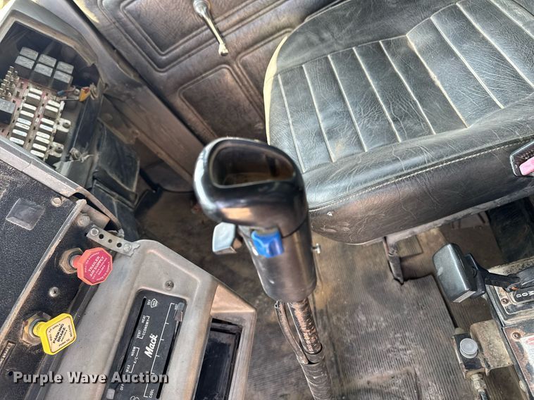 image for item DT0731 1998 Mack RD688S dump truck