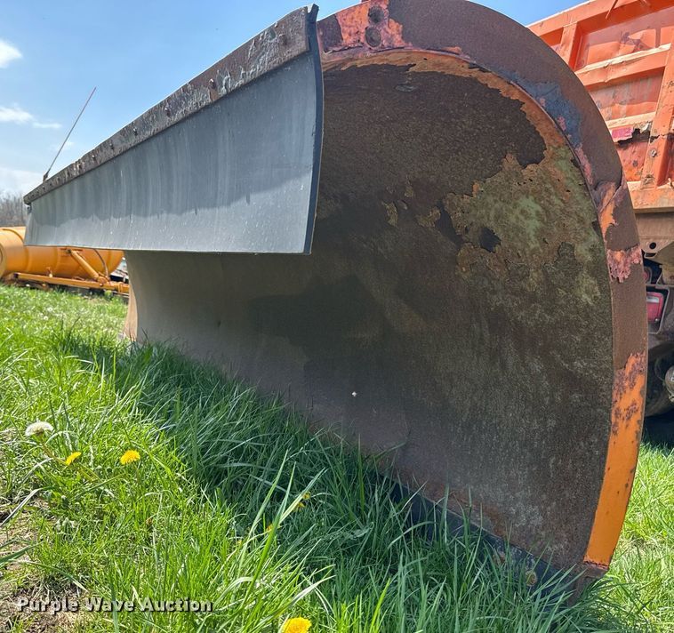 image for item DT0732 2001 Sterling LT9500 dump truck