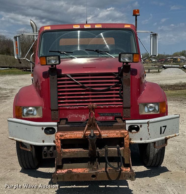 image for item DT0733 2000 International 4700 dump truck