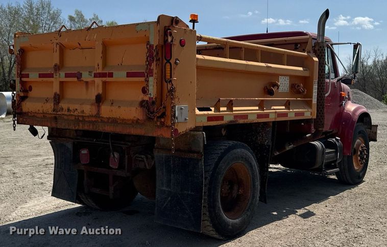 image for item DT0733 2000 International 4700 dump truck