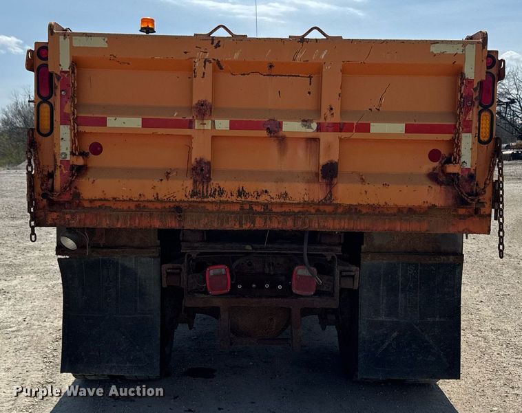 image for item DT0733 2000 International 4700 dump truck