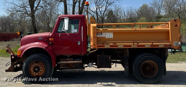image for item DT0733 2000 International 4700 dump truck
