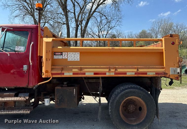image for item DT0733 2000 International 4700 dump truck