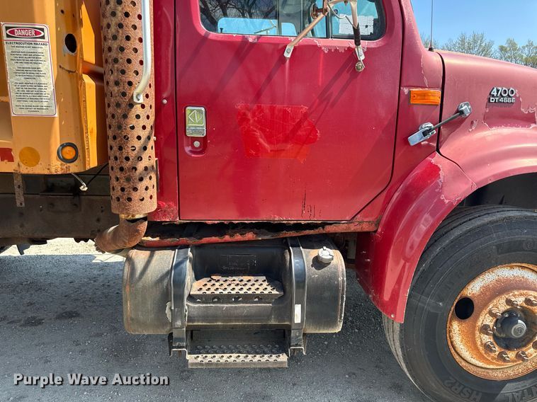 image for item DT0733 2000 International 4700 dump truck