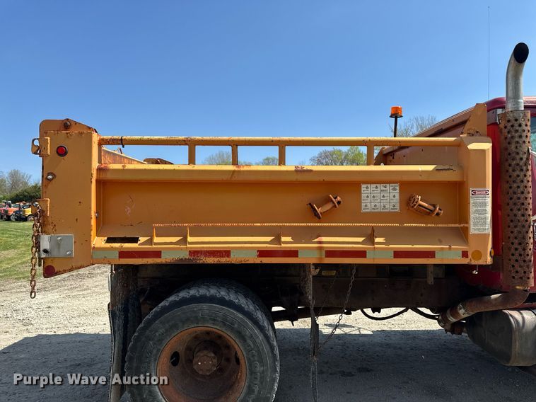 image for item DT0733 2000 International 4700 dump truck