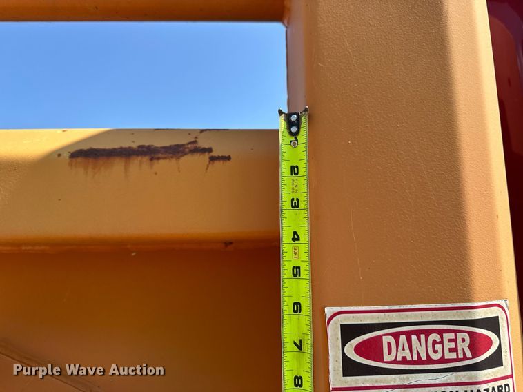 image for item DT0733 2000 International 4700 dump truck