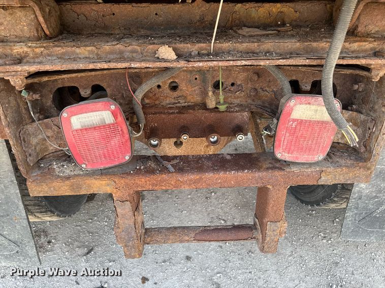 image for item DT0733 2000 International 4700 dump truck