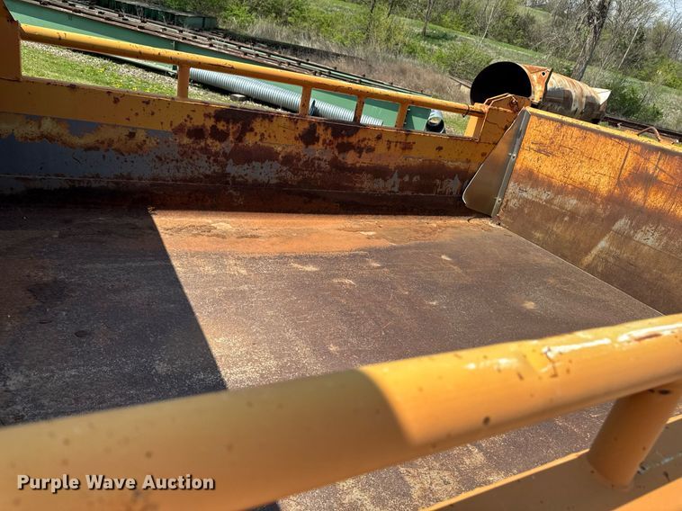 image for item DT0733 2000 International 4700 dump truck