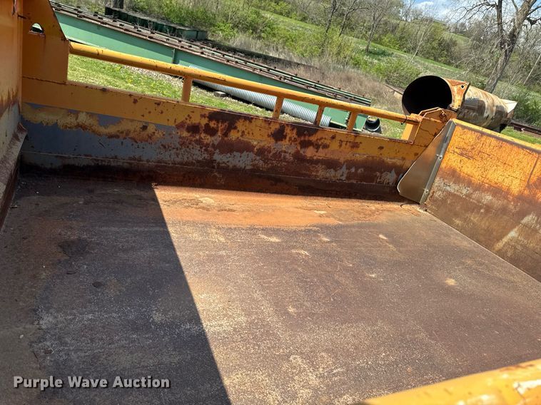 image for item DT0733 2000 International 4700 dump truck