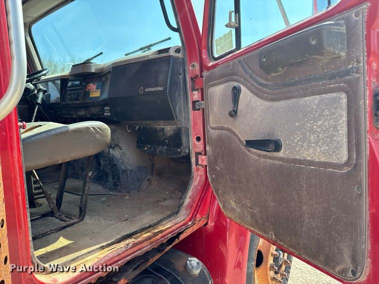 image for item DT0733 2000 International 4700 dump truck