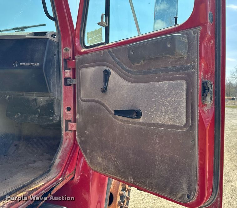 image for item DT0733 2000 International 4700 dump truck