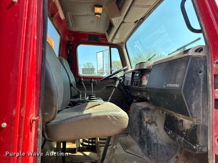 image for item DT0733 2000 International 4700 dump truck