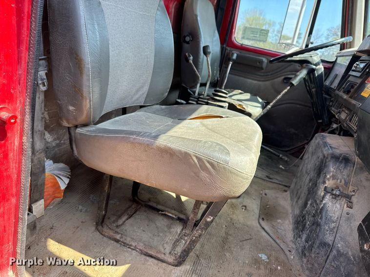 image for item DT0733 2000 International 4700 dump truck