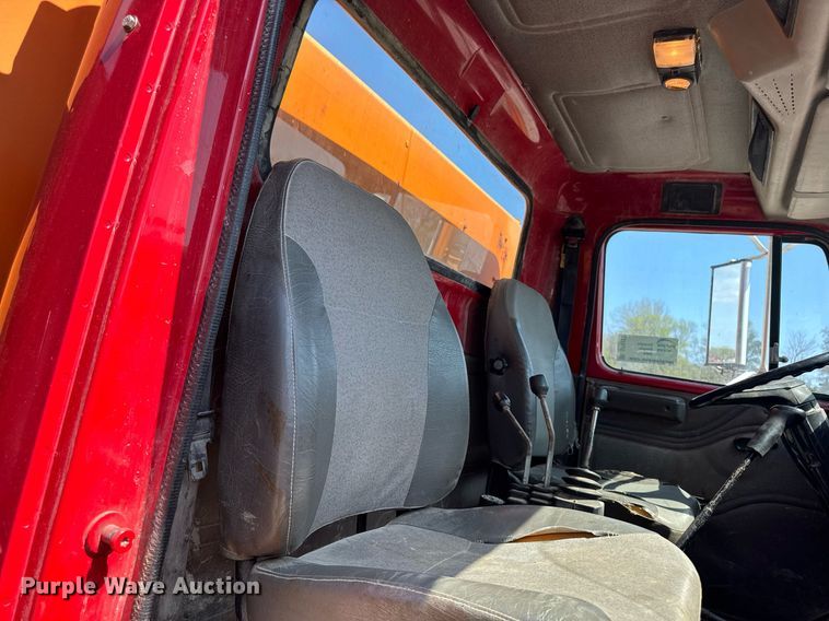 image for item DT0733 2000 International 4700 dump truck