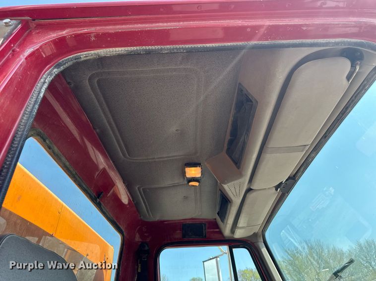 image for item DT0733 2000 International 4700 dump truck