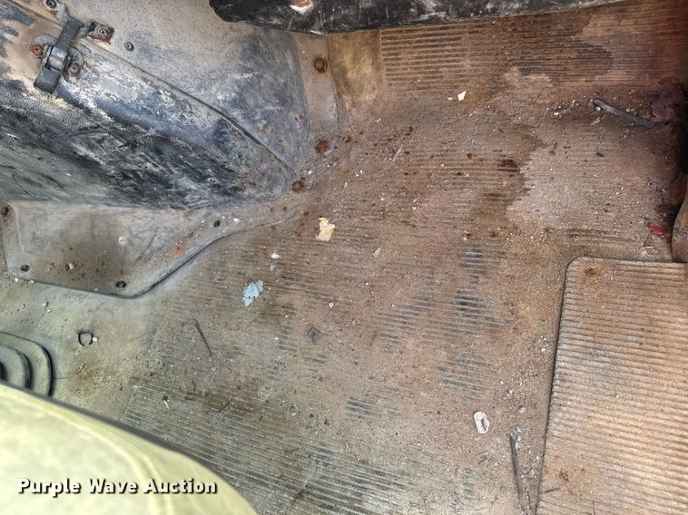 image for item DT0733 2000 International 4700 dump truck