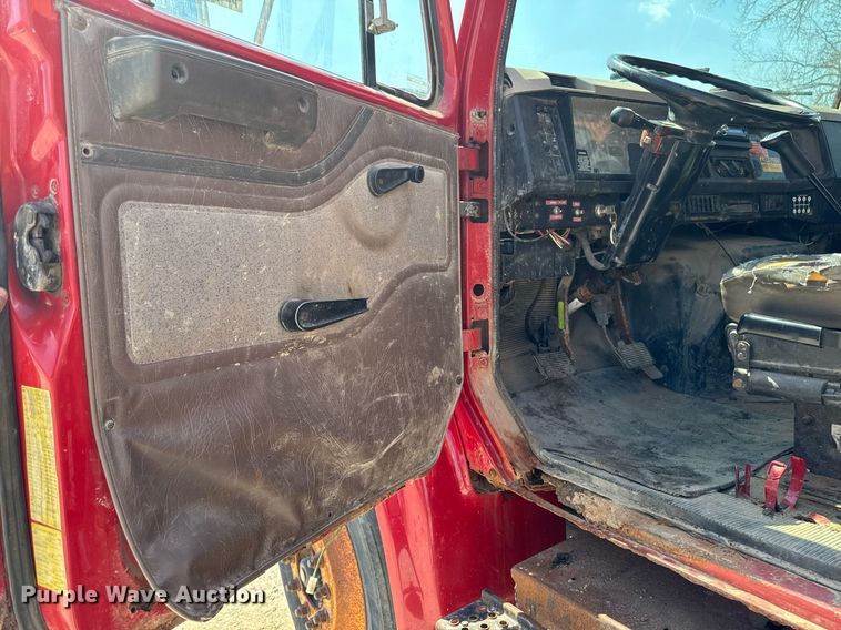 image for item DT0733 2000 International 4700 dump truck