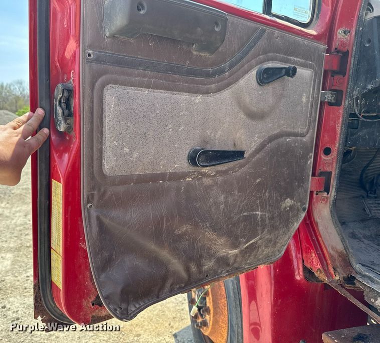 image for item DT0733 2000 International 4700 dump truck