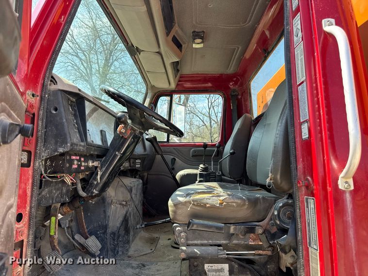 image for item DT0733 2000 International 4700 dump truck