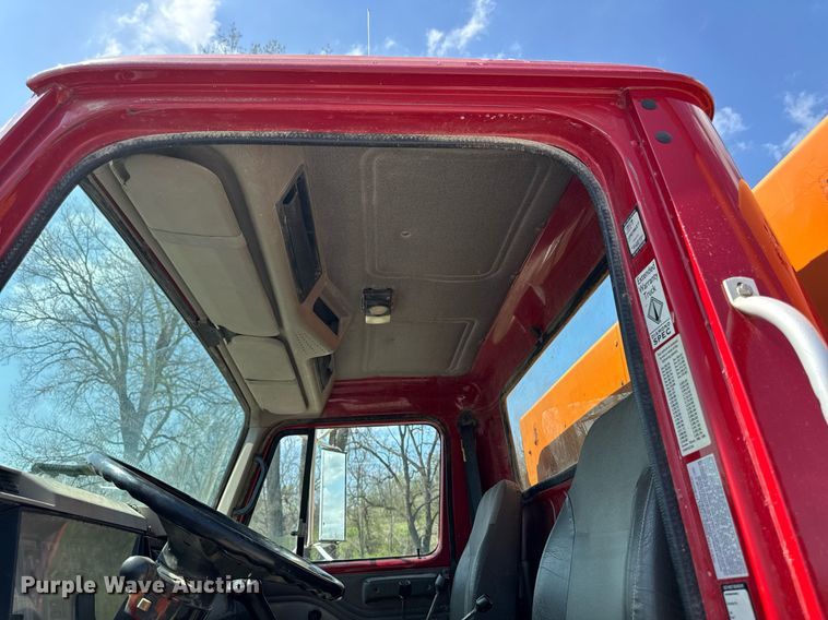 image for item DT0733 2000 International 4700 dump truck