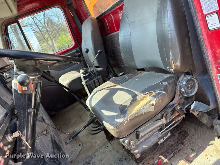 image for item DT0733 2000 International 4700 dump truck