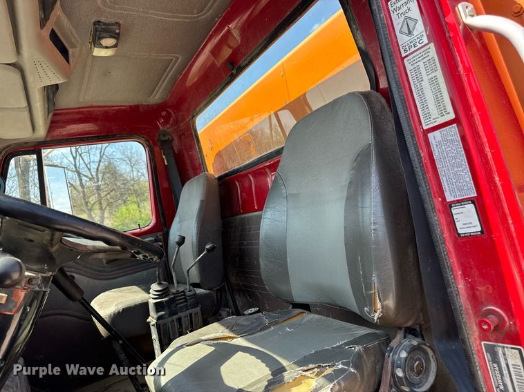 image for item DT0733 2000 International 4700 dump truck