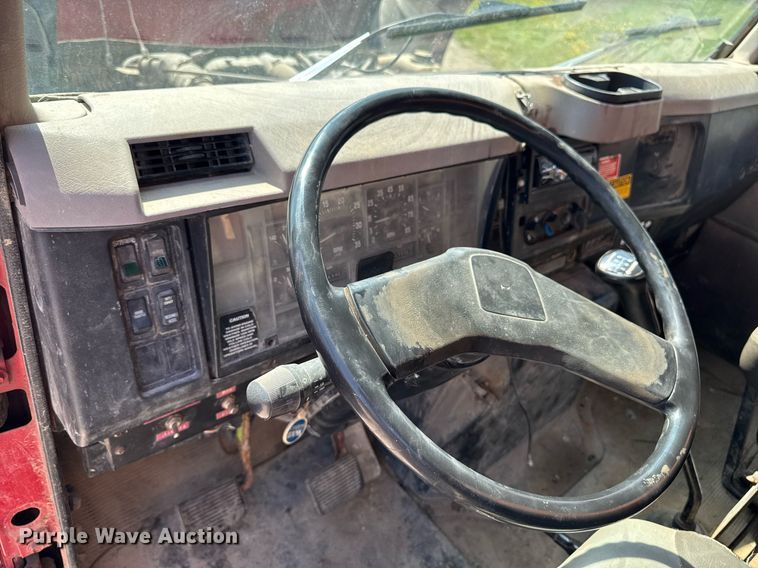 image for item DT0733 2000 International 4700 dump truck