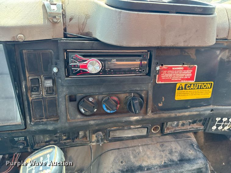 image for item DT0733 2000 International 4700 dump truck