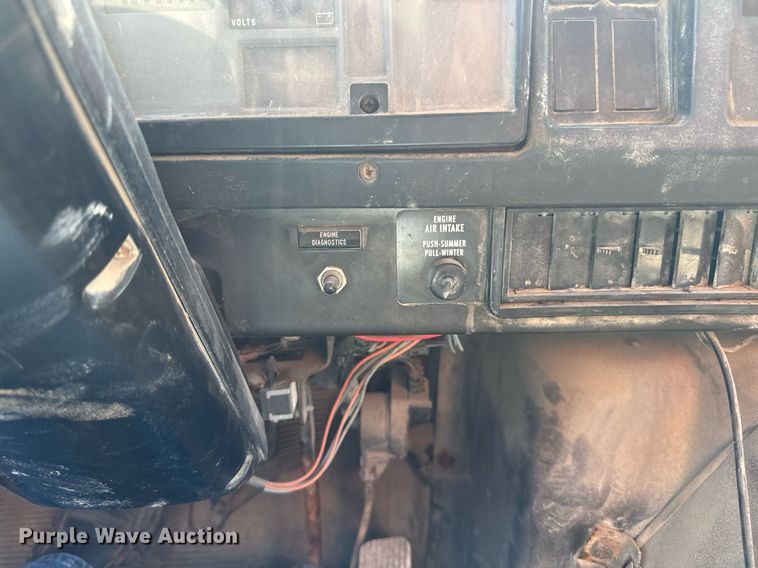 image for item DT0733 2000 International 4700 dump truck