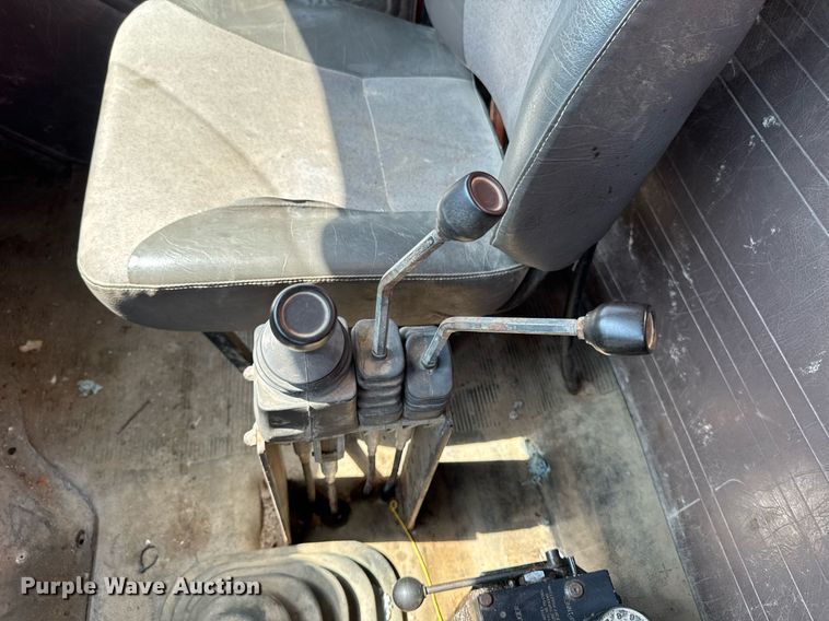 image for item DT0733 2000 International 4700 dump truck